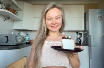 Психолог Екатерина Глебик держит десерт и говорит про признаки РПП.